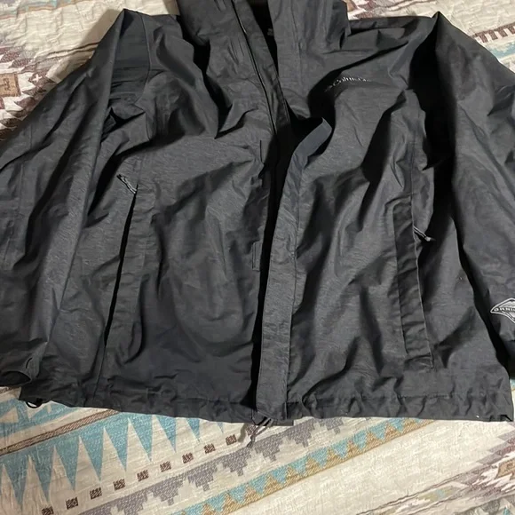 Mens Columbia Omni-tech rain coat. Medium - Picture 7 of 7